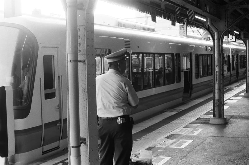 曽祖父が京都駅で撮った写真…ではなく、つい最近の写真です。
歴史の教科書に載ってそうな写真ですが、乗務員さんの制服も電車も現代のものです。
モノクロフィルムはタイムマシンのように我々を現代の世の中から遠い昔へ連れて行ってくれます。
あと、仕事人の背中って何でこんなにカッコいいんでしょう…