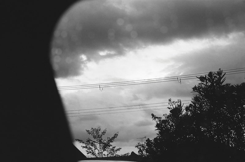 人生で初めてフィルムをセットしたロールの2枚目です。雲の切れ間から差し込む光が印象的でした。