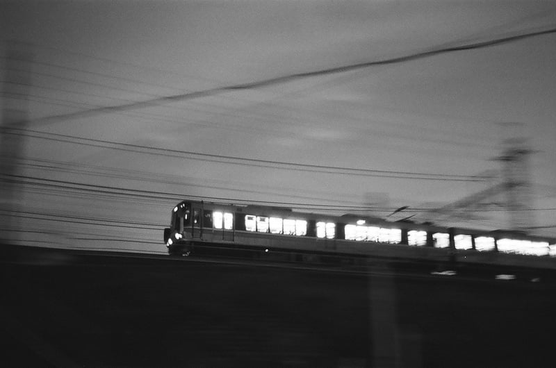 夜を駆ける列車を撮影しました。
モノクロフィルムならではの表現で、車内の光が際立っています。

フィルムでも流し撮りに挑戦出来た点も思い出となりました。