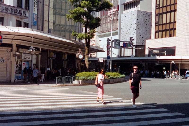 光差す京の繁華街。
横断歩道を渡る2人が良いアクセントに。