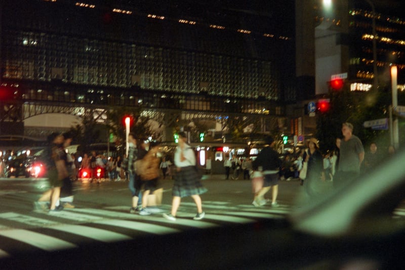 夜の京都駅前の賑わい。
スローシャッターが人々の動きを写し出します。
光源のハレーションもお気に入りです…