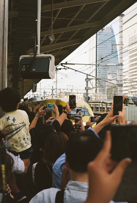 名古屋に黄色い新幹線が来ました！
子供から大人まで、駅に居合わせたたくさんの人がカメラなどを向けて楽しんでいる姿を後ろから撮影しました！