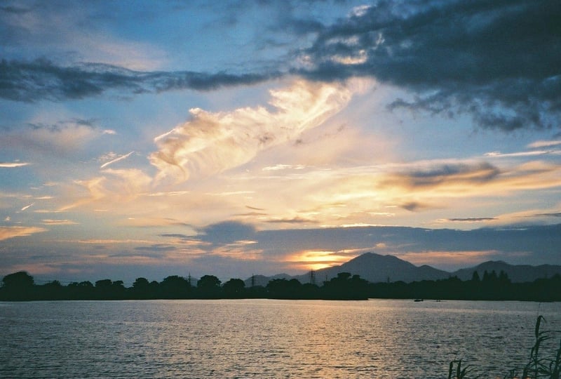 初めて買ったフィルムカメラで
最初に撮ったのがこの夕焼け空でした
数年経った今でも、凄く好きな写真です