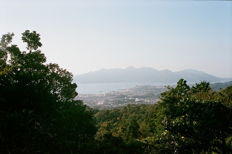 海の向こうが宮島です。
極楽寺にて。