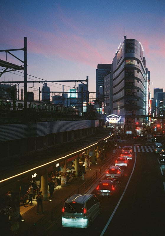 藍色の空に浮かぶ雲がピンク色に染まる。
その短い時間が好きです。

この奥行きがお気に入りの写真です。