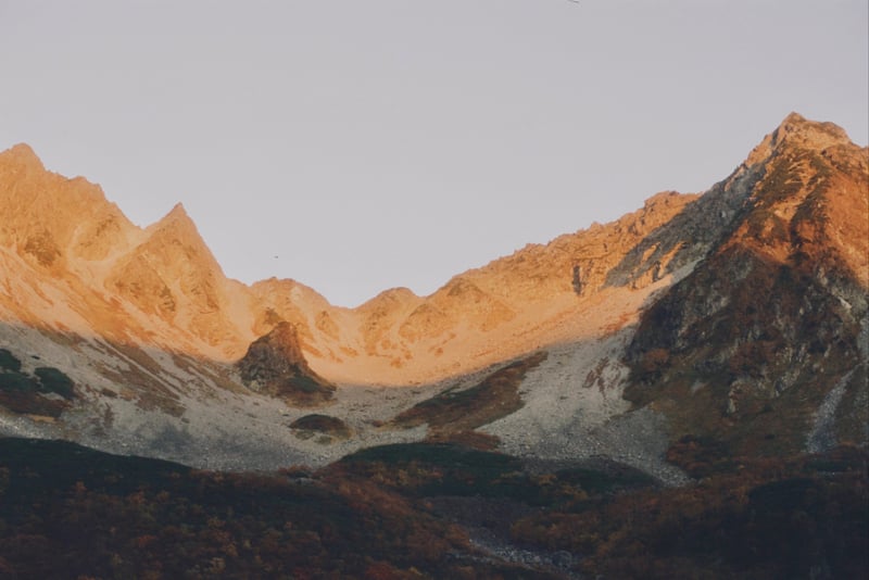 朝やけと山。フィルムなら影のところも明るいところもちゃんと映るね。