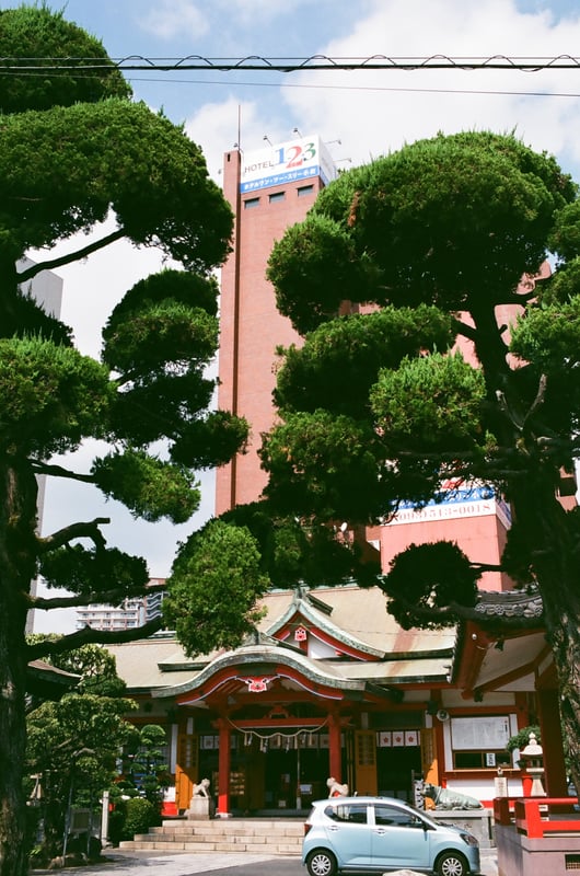 繁華街のすぐ近くにあります。