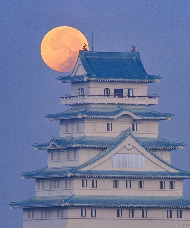 月蝕で赤く染まった月が、豊田城の天守を静かに照らす。