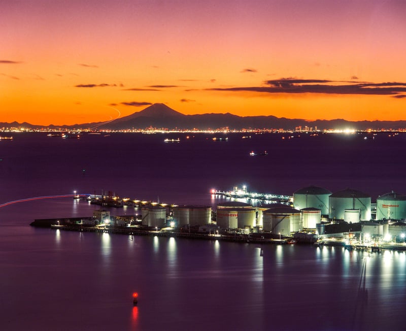 港と街並みの向こうに、遠く富士山のシルエット。千葉の空気の澄んだ日にだけ現れる特別な景色。