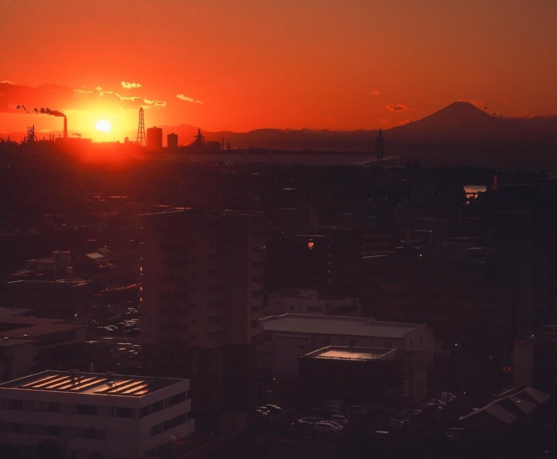 東京湾越しに見える木更津市の風景と、その先にそびえる富士山。都市と自然が織りなす、美しい遠景のコントラスト。