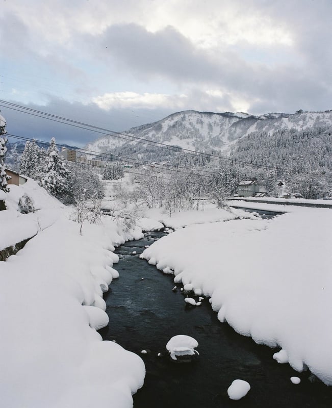 雪に包まれた南魚沼の魚野川。