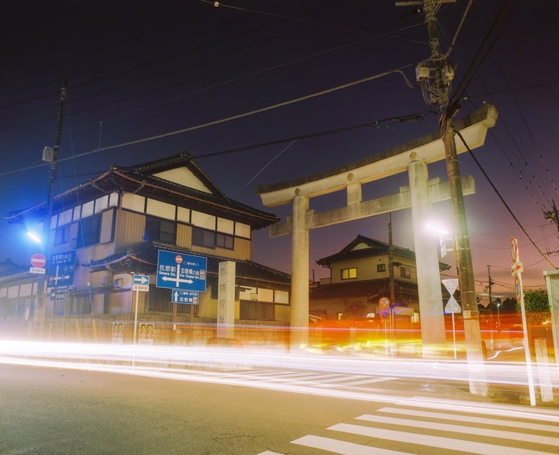 佐原駅の前に立つと、江戸の風情を残す町並みへの玄関口が広がる。