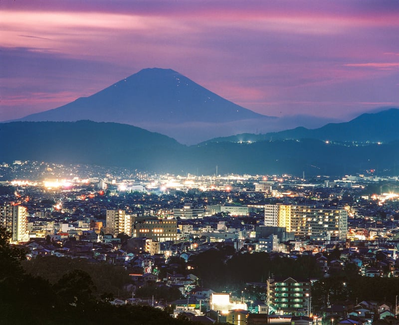 秦野の街越しにそびえる富士山。