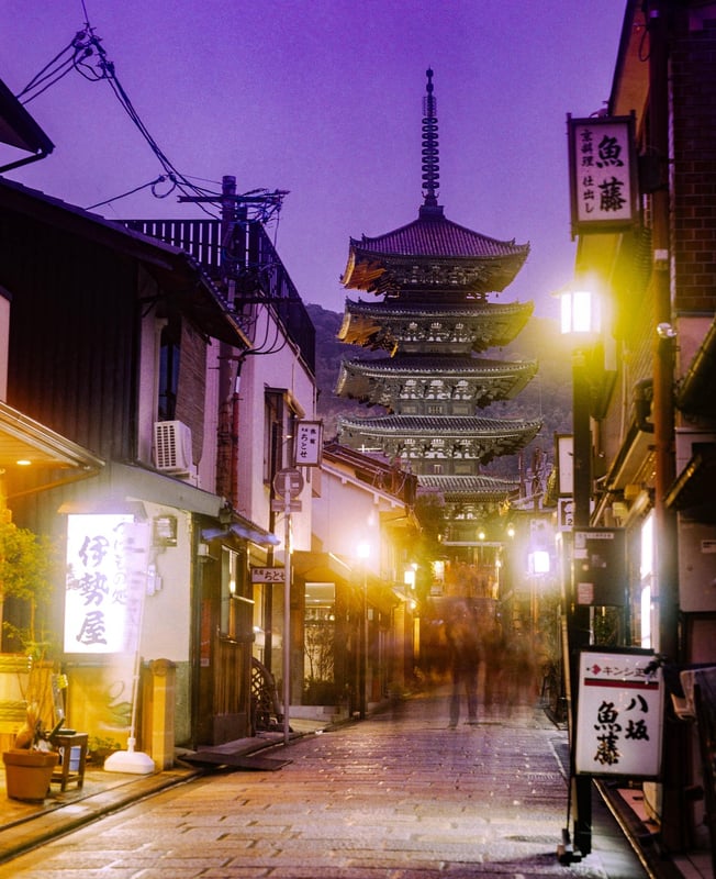 京都の黄昏時、法観寺の五重塔が静かに街を見守る。柔らかな夕空とともに、古都の趣が深まる瞬間。長時間露光で人が消えたシーン。