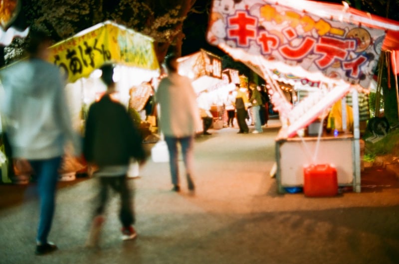 屋台が並ぶ小さな祭り