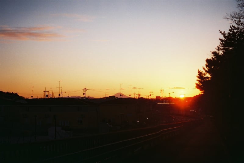 フィルムカメラで夕日を採れば、どこでも素敵な思い出になるそんな気がする
折角だから自分の心に残る写真を撮っていきたいと思う所