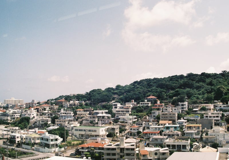 令和７年５月下旬の写真
人生２回目の沖縄でしたが、やっぱこの建物たちを見ると超南国ぢゃんってなります。
なんか空に長方形の何かが写ってると思いますが、これはゆいレールの車内から撮ったために写り込んだ車内の蛍光灯？よく分からないですがまぁ何かしらの何か。