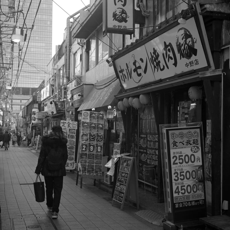 たくさんの飲み屋さんが連なる路地、焼き肉の看板と匂いに心も揺れてしまいます。