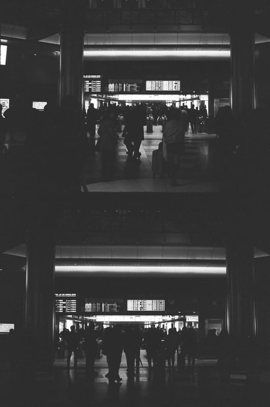 夜、人々が帰路につく、または、夜の街に繰り出す。そんな人と人の交錯する東京駅丸の内北口。