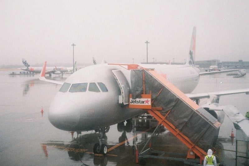 早朝7時の成田空港、福岡便の搭乗開始を待つひととき