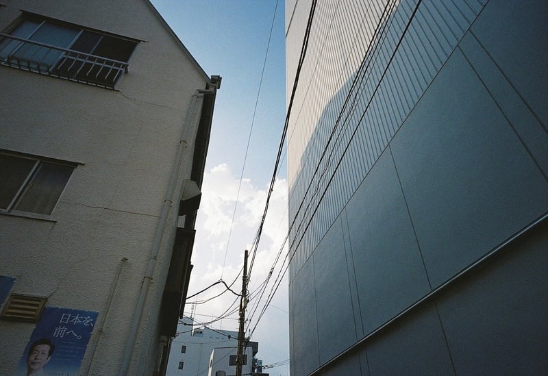 新しい街だと、電柱がなかったり、あっても通りを渡るような配線になっていなかったり、あっても何本も通ってないので、こういうのを見かけると
