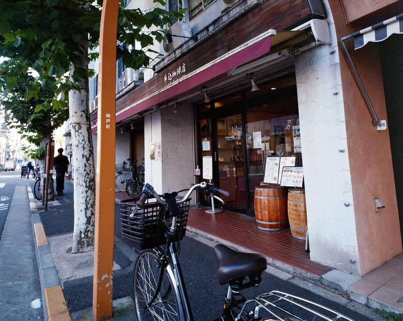 出社時の毎朝のルーティンが来月閉店とか😢
チェーン店と違って、個店は似たようなお店でも違うものになるから、次はどんなお店になるのか🤔

66撮影だったけど、スタートマーク位置がズレたのかフィルムが緩んだのか、645みたいな画角になってしまった ＿|￣|○