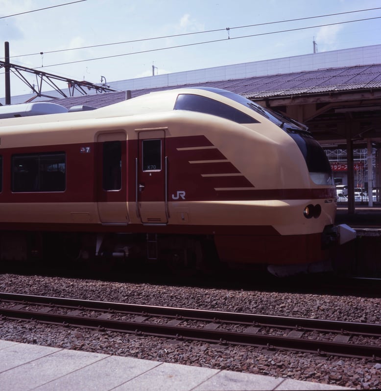 東北新幹線が不通の際に代行で走っていた、国鉄色のE653系K70編成。