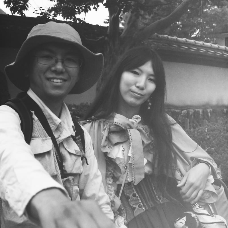 先日初めて一対一でポートレート、私の基準としては人物スナップさせていただきました。
以前にコスプレを何度か撮らせていただきましたが、やっぱりこの方を撮っている瞬間が一番自然で楽しく写真を撮れますね。
出来るならまた色々な場所で撮影したいですね。
※被写体さんに使用許諾は得ています。

長野県上田市別所温泉の別所温泉駅にて。
写真を撮るようになって自分が主体的に写真に写ることがなくなってしまったので一緒に写りたいとお願いしました。
互いの記憶には残っても、他の人に私がどういうことをしたのか記録を残したくて。
私は笑顔を作るのが大変でした。私が笑顔の写真ってかなり珍しいですよ。ケーブルレリーズを使ったのでそのあたり多少は楽でした。