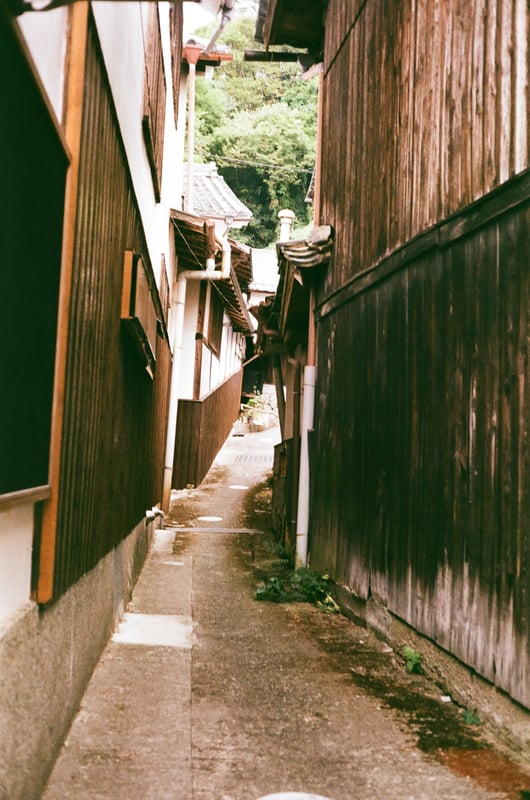 家の近所にもこういうほっせぇ路地あるけど夜自転車で走ると怖いよ