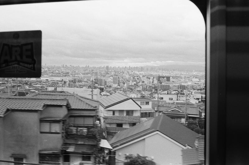 阪神が優勝したときのシールが窓に貼られてあるから2年前。この時はお祭り騒ぎやったね。