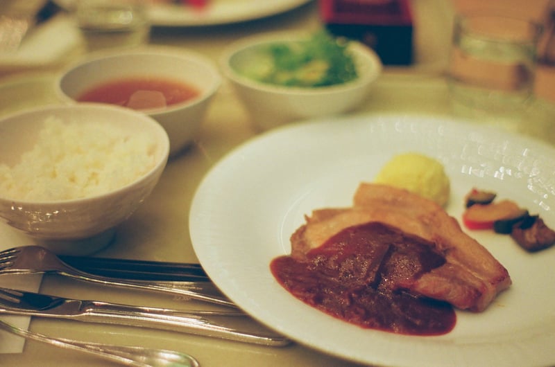 これは確か豚のステーキ。スキーに行ったときのホテルの晩ご飯。いい思い出。