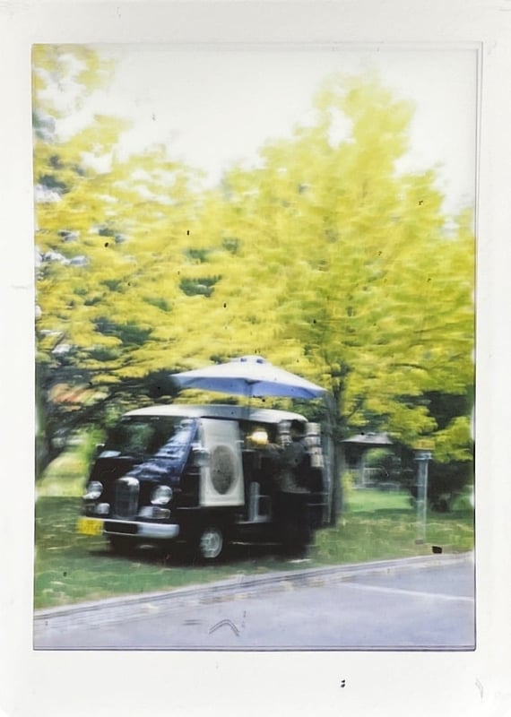 素敵だと感じた場面を1935年に製造された乾板カメラとInstaxMiniのInstantFilmで切り取りました。シャッタースピードが高速域全てで1/25程度しか出ていないこともありブレやすいのですがそれもまた味です。