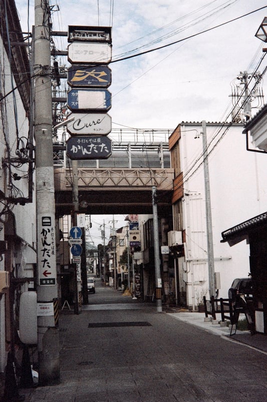 長野市の繁華街、権堂。
自分が小さい頃は、常にキラキラした賑わいに満ちてたイメージだったのが今は昔、シャッターに閉ざされた店も増えました。
ただ若い子が新規で店をオープンする事もあるのが救いですかね。

追伸:コレがコンタックスRTSの1stロールだったんだですが…2本目のフィルムを詰めようとしたら…動かなくなりました😫