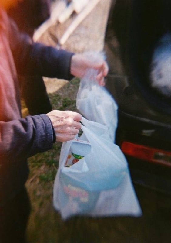 色々とお菓子や野菜をくれる