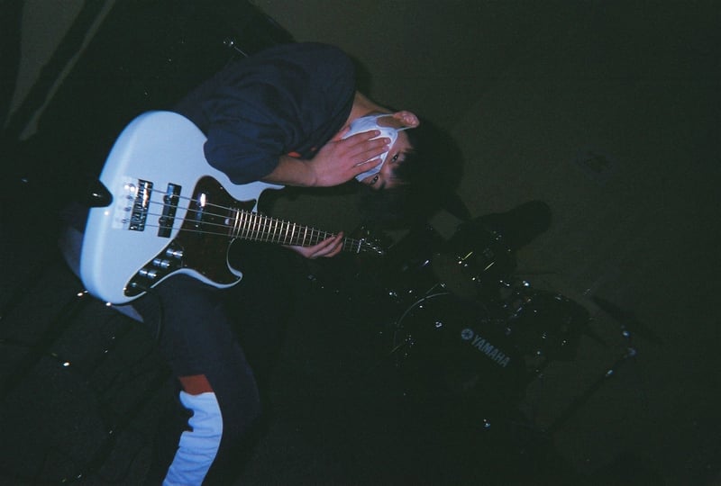 口元に手を押さえて…