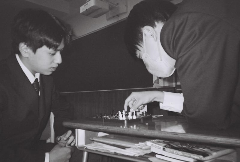 昼休み、この2人にとって
負けられない戦いがある
(第12回高校生フォトコンテスト
1枚部門 入選作品)