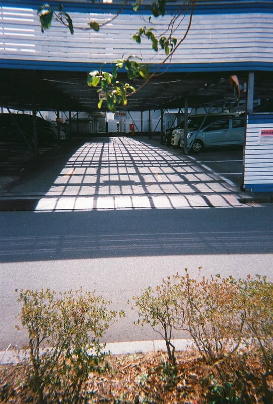 まぁまぁ綺麗に四角く区切られてる駐車場を見つけた
