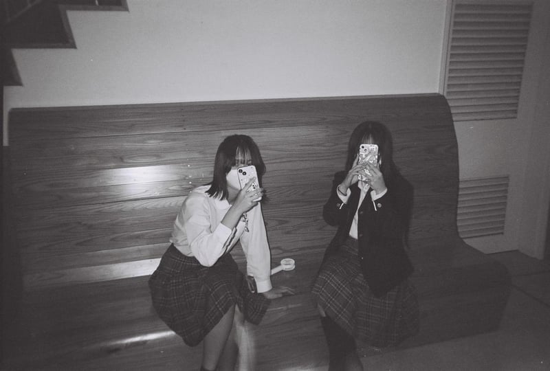 スマホとフィルム
時代の変化と共に私達は互いを撮って撮られての関係を続けている
